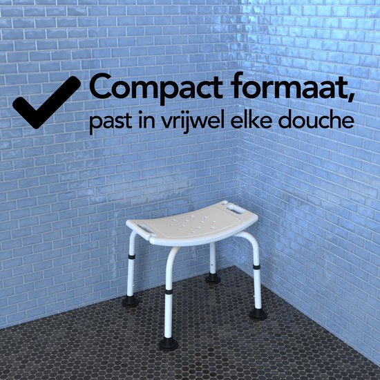Witte douchekruk in een hoek met lichtblauwe tegels en mozaïekvloer. Compact formaat.