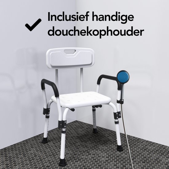 Witte douchestoel met armleuningen, rugleuning en een douchekop houder.