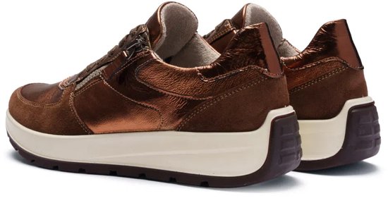 Achterkant van bruine sneakers met bronzen metallic en suède, met ritssluiting en witte zool.