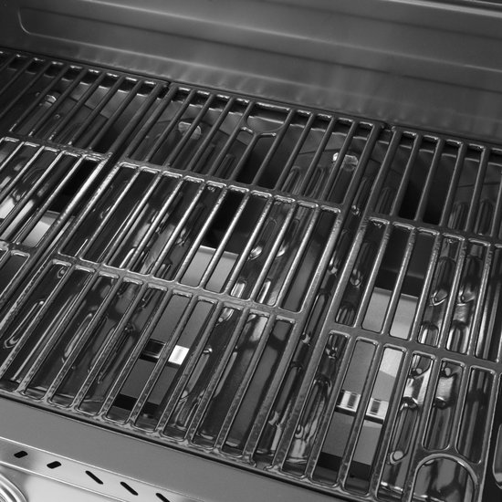 Binnenkant van een zwarte grill met roestvrijstalen roosters.
