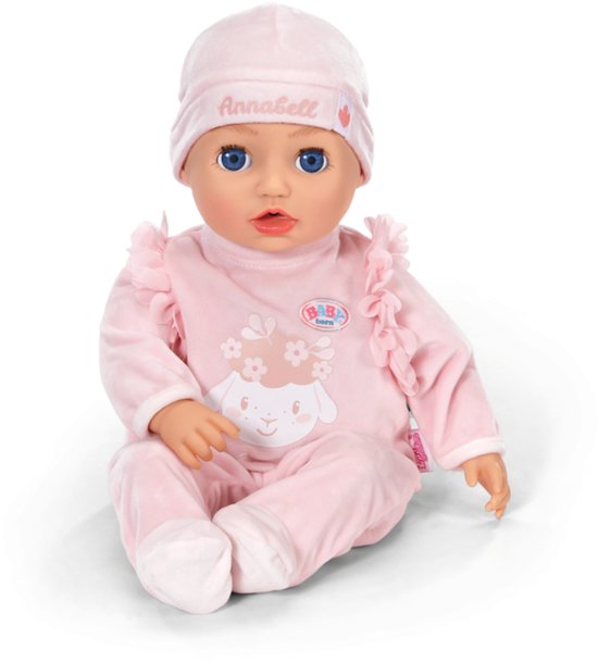 Baby pop zittend in roze pyjama met schaap en muts, met blauwe ogen. Baby Annabell.