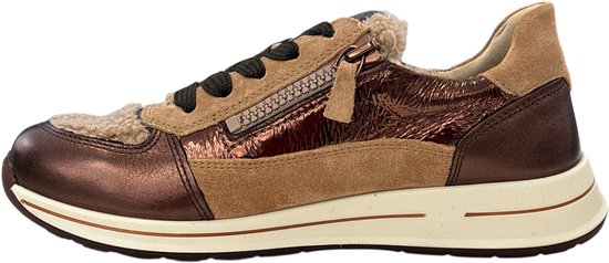 Bruine sneaker met beige suède, shearling, metallic koperkleurige panelen en rits aan de zijkant.