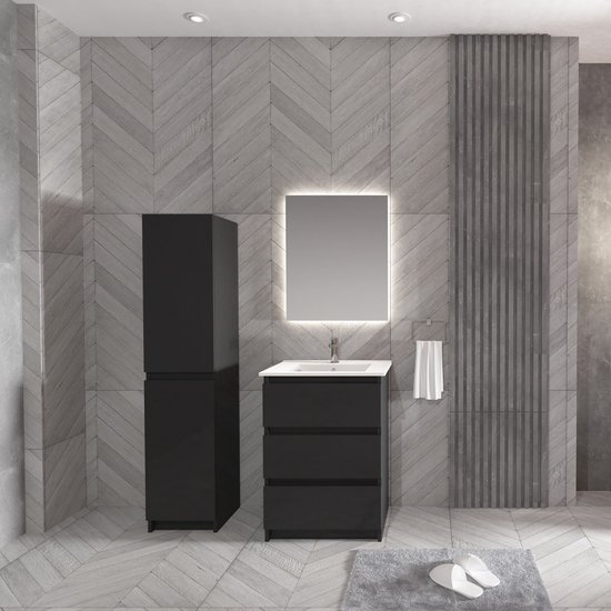 Moderne zwarte badkamer met een hoge kast, een wastafelmeubel met drie lades en een verlichte spiegel.