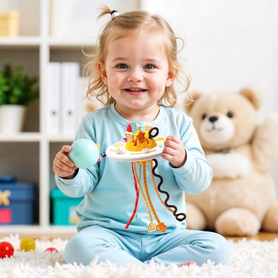 Vrolijk kind met blauwe kleding en UFO-speeltje met touwtjes.