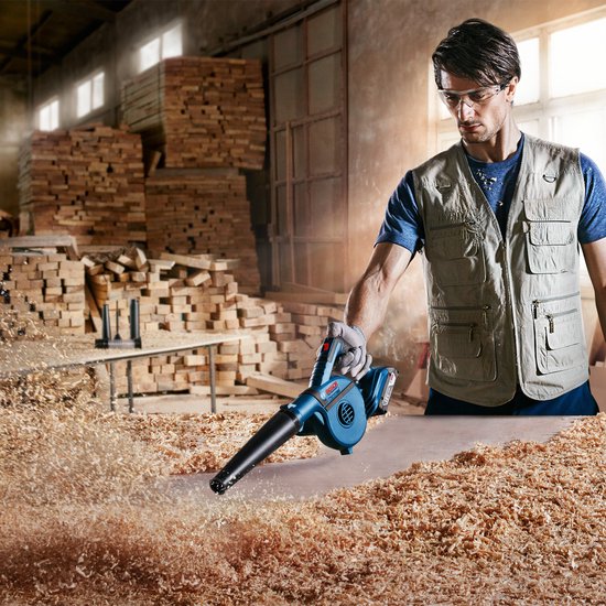 Man met veiligheidsbril blaast houtkrullen weg met een blauwe Bosch Professional bladblazer.