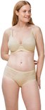 Sur mannequin, un soutien-gorge à armatures beige avec un subtil motif en losange et des détails en dentelle sur les bords.