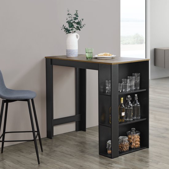 Bartafel met houtkleurig blad, zwarte constructie met drie planken, gevuld met glazen en flessen. Grijze barkruk ernaast.