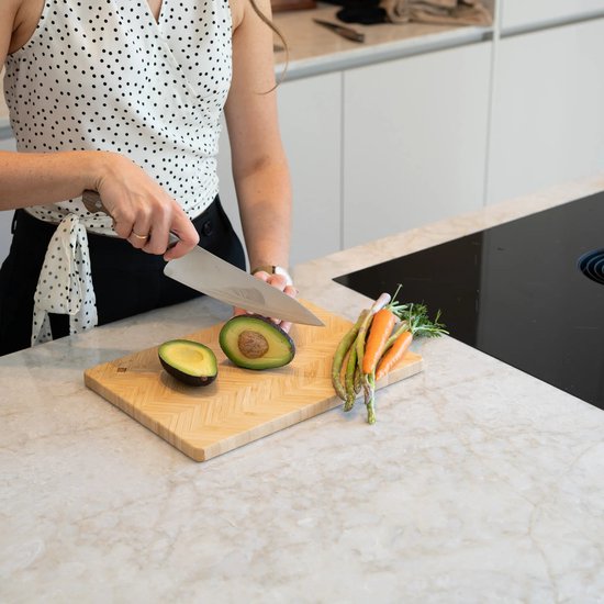 Planche à découper SOPHIOR en bois de Bamboe - Motif à chevrons - Planche à découper en bois pour la Cuisine - Bois de Bamboe 100 % durable certifié FSC - Accessoires BBQ - Planche à découper en bois - Planches à découper - 35 cm x 25 cm x 1,8 cm