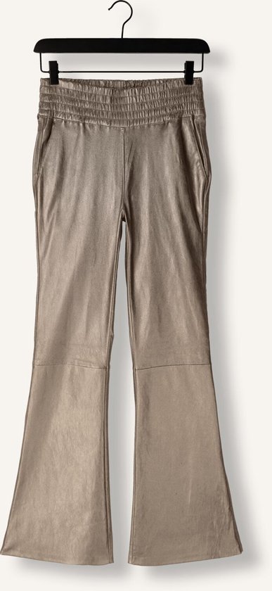 Bronzen metallic broek met wijde pijpen en elastische tailleband, hangend aan een kledinghanger.