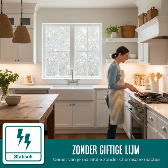 Boograam met glas-in-lood effect folie met bloemen en vogels, in een oude kamer.