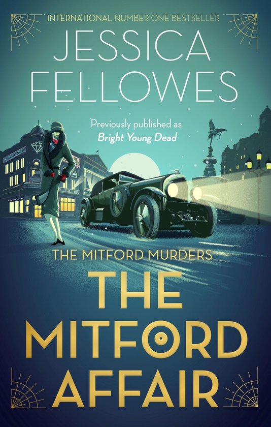 Boekcover: The Mitford Affair door Jessica Fellowes. Een retroauto met koplampen die schijnen op een nachtelijke straat. Een vrouw in mantelpak en hoed, een diamond-broche. "INTERNATIONAL NUMBER ONE BESTSELLER".