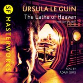 Couverture de livre avec visage d'homme, ville futuriste à travers une porte, SF MASTERWORKS. Ursula Le Guin - The Lathe of Heaven.