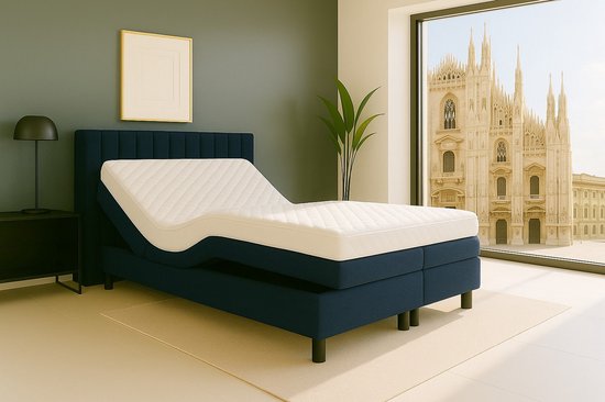 Elektrisch verstelbaar boxspringbed in donkerblauw met een wit matras met ruitpatroon. Gevuld met een plant en een schilderij aan de muur.