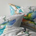 Kussens met een gedetailleerde print van een vogel, bloemen en mandala's op een lichtgrijze achtergrond.
