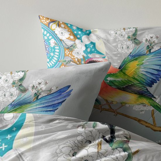 Kussens met een gedetailleerde print van een vogel, bloemen en mandala's op een lichtgrijze achtergrond.