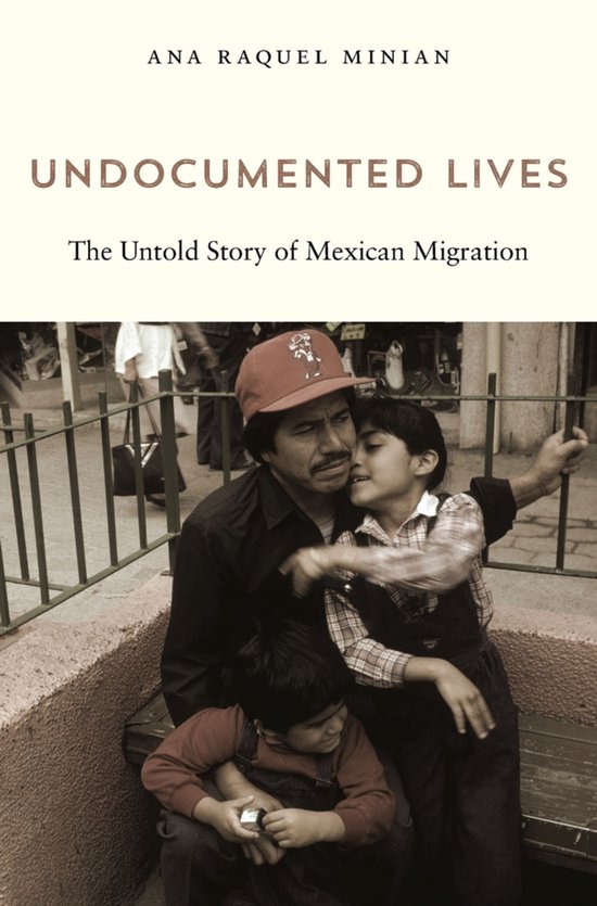 Couverture de livre 'Undocumented Lives' avec un père et deux enfants.