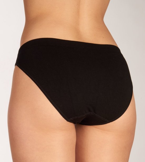 Zwarte Bamboo Basics slip, achterkant gedragen op een model.