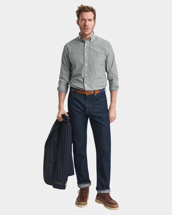 Man met groene gestreepte blouse, spijkerbroek en jas