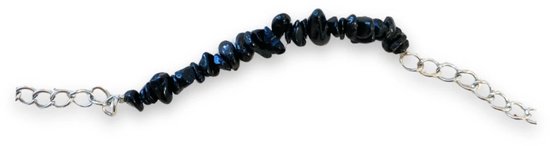 Detail van een zilverkleurig schakelarmbandje met ruwe zwarte steentjes.