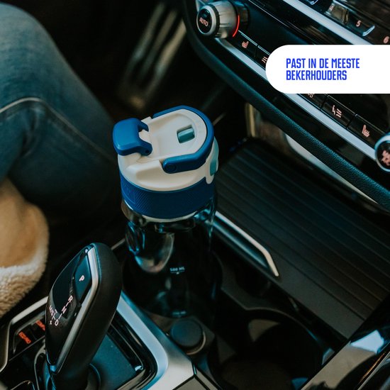 Blauwe Kambukka drinkfles in de bekerhouder van een auto. De tekst 'Past in de meeste bekerhouders' is zichtbaar.