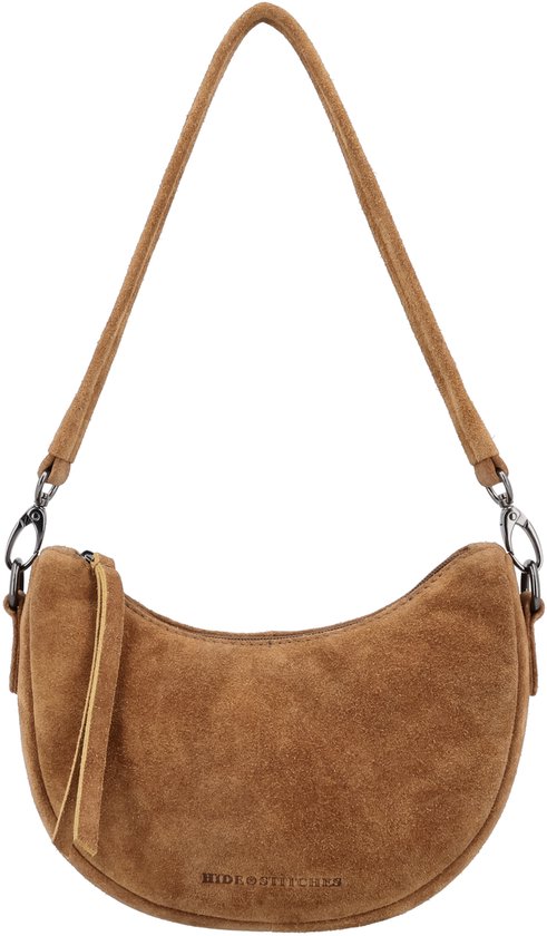 Bruine suède halvemaanvormige tas met lange band, rits en 'HIDE & STITCHES' logo.