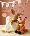 Boekomslag met een gehaakte witte eend met gele poten, een bruine konijn en een oranje vos, allemaal zittend in een mand.
