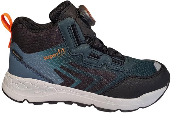 Zijkant van een donkerblauwe en zwarte Superfit sneaker met oranje lus en BOA sluiting.