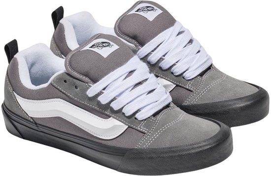 Grijze Vans Knu Skool sneakers met witte veters en een witte zijstreep.