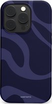 Donkerblauwe telefoonhoes met golvend patroon in verschillende tinten blauw.