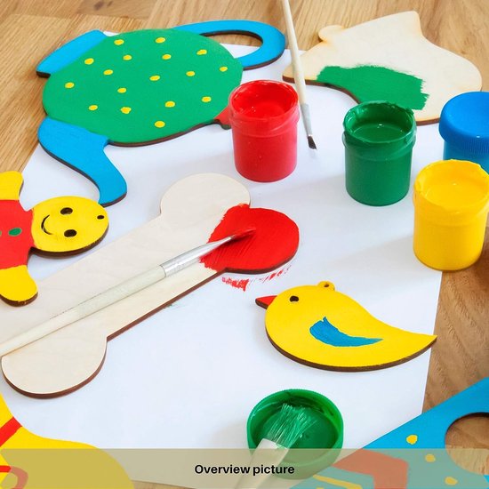 Ongeschilderde houten vormen en verfpotten op een wit vel papier, klaar om te decoreren.