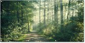 Wanddecoratie buiten Bos - Pad - Zon - Bomen - Groen - Natuur - 160x80 cm - Tuindoek - Buitenposter