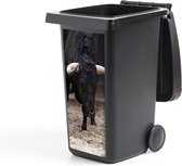 Container sticker Een stier die aan het rennen is in een zandbak - 38x80 cm - Kliko sticker