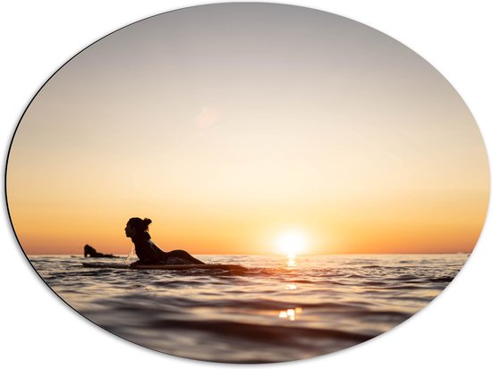 Dibond Ovaal - Zee - Zonsondergang - Surfplank - Surfers - Hobby - 80x60 cm Foto op Ovaal (Met Ophangsysteem)