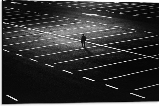 Dibond - Man Lopend op Lege Parkeerplaats (Zwart-wit) - 75x50 cm Foto op Aluminium (Met Ophangsysteem)