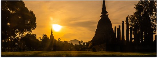 Poster (Mat) - Zonnestralen over Tempels aan het Water in Thailand - 90x30 cm Foto op Posterpapier met een Matte look