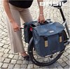 Sacoche double Basil Elegance bleu estate avec motif en losanges, fixée à un vélo.
