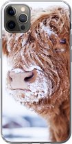 Geschikt voor iPhone 12 Pro Max hoesje - Schotse Hooglander - Sneeuw - Bruin - Siliconen Telefoonhoesje