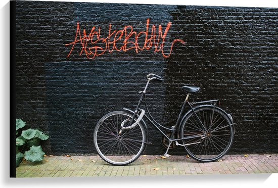 Canvas - Fiets geparkeerd tegen Muur met Tekst ''Amsterdam'' - 90x60 cm Foto op Canvas Schilderij (Wanddecoratie op Canvas)