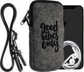 kwmobile Tasje voor smartphones XL - 6,7/6,8" - Hoesje van vilt in zwart / grijs - Phone case met nekkoord - Good Vibes Only design