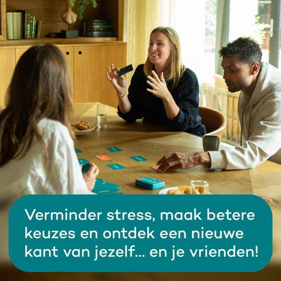 Mensen spelen en lachen tijdens het spelen van Het Kernwaarden Spel.