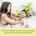 Moeder en baby in bad met sop. De baby lacht. Tekst: 0% SLES-sulfaat en pH-huidvriendelijk, beschermt de gevoelige babyhuid.