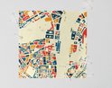 Une carte détaillée de bâtiments en bleu, orange et rouge sur fond crème, épinglée avec des clips blancs.
