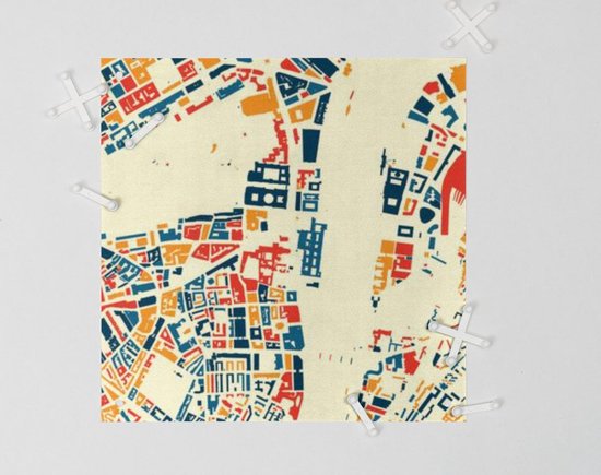 Une carte détaillée de bâtiments en bleu, orange et rouge sur fond crème, épinglée avec des clips blancs.