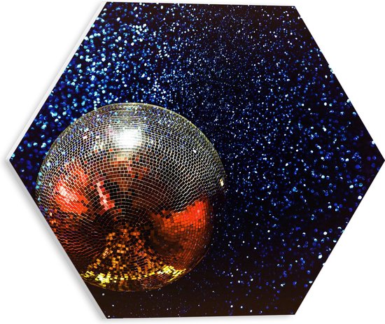 PVC Schuimplaat Hexagon - Glinsterende Discobal in Donkere Ruimte - 30x26.1 cm Foto op Hexagon (Met Ophangsysteem)