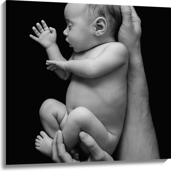 Canvas - Pasgeboren Baby in Handen van Vader (Zwart- wit) - 100x100 cm Foto op Canvas Schilderij (Wanddecoratie op Canvas)
