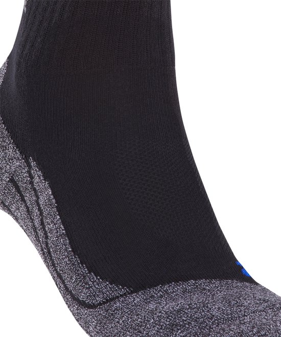 Chaussette de randonnée Falke noire avec talon gris et renforcement sur la semelle. Logo Falke bleu sur le bout du pied.