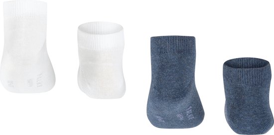 Twee paar witte en twee paar blauwe babysokjes, tot aan de enkel.