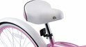 Selle de vélo blanche avec bordure rose et logo.