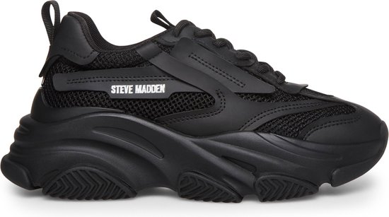 Zwarte Steve Madden sneaker met dikke zool en mesh details. Steve Madden logo op de zijkant.