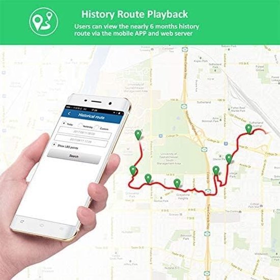Telefoon met "Historische route" app die een rode route op een kaart toont. Een hand houdt de telefoon vast.